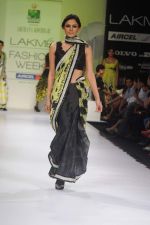 Model walk the ramp for Archana Kocchar show at Lakme Fashion Week 2012 Day 5 in Grand Hyatt on 7th Aug 2012 (7).JPG