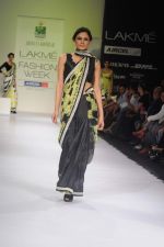 Model walk the ramp for Archana Kocchar show at Lakme Fashion Week 2012 Day 5 in Grand Hyatt on 7th Aug 2012 (8).JPG