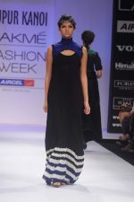 Model walk the ramp for Nupur Kanoi show at Lakme Fashion Week 2012 Day 5 in Grand Hyatt on 7th Aug 2012 (74).JPG