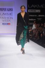 Model walk the ramp for Nupur Kanoi show at Lakme Fashion Week 2012 Day 5 in Grand Hyatt on 7th Aug 2012 (84).JPG