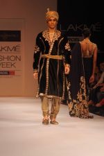 Model walk the ramp for Shyamal Bhumika show at Lakme Fashion Week Day 4 on 6th Aug 2012 (10).JPG