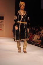 Model walk the ramp for Shyamal Bhumika show at Lakme Fashion Week Day 4 on 6th Aug 2012 (11).JPG