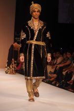 Model walk the ramp for Shyamal Bhumika show at Lakme Fashion Week Day 4 on 6th Aug 2012 (12).JPG