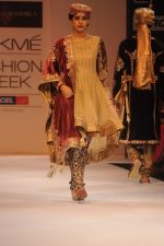 Model walk the ramp for Shyamal Bhumika show at Lakme Fashion Week Day 4 on 6th Aug 2012 (14).JPG