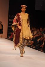 Model walk the ramp for Shyamal Bhumika show at Lakme Fashion Week Day 4 on 6th Aug 2012 (15).JPG