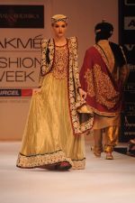 Model walk the ramp for Shyamal Bhumika show at Lakme Fashion Week Day 4 on 6th Aug 2012 (17).JPG