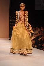 Model walk the ramp for Shyamal Bhumika show at Lakme Fashion Week Day 4 on 6th Aug 2012 (20).JPG