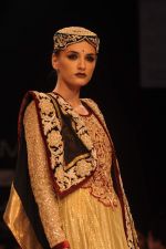 Model walk the ramp for Shyamal Bhumika show at Lakme Fashion Week Day 4 on 6th Aug 2012 (21).JPG