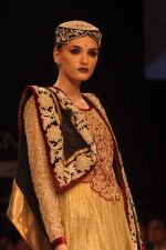 Model walk the ramp for Shyamal Bhumika show at Lakme Fashion Week Day 4 on 6th Aug 2012 (22).JPG