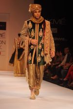 Model walk the ramp for Shyamal Bhumika show at Lakme Fashion Week Day 4 on 6th Aug 2012 (23).JPG
