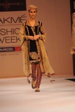 Model walk the ramp for Shyamal Bhumika show at Lakme Fashion Week Day 4 on 6th Aug 2012 (24).JPG