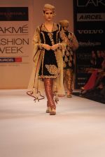 Model walk the ramp for Shyamal Bhumika show at Lakme Fashion Week Day 4 on 6th Aug 2012 (25).JPG
