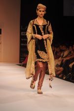 Model walk the ramp for Shyamal Bhumika show at Lakme Fashion Week Day 4 on 6th Aug 2012 (26).JPG