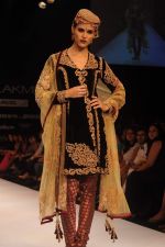 Model walk the ramp for Shyamal Bhumika show at Lakme Fashion Week Day 4 on 6th Aug 2012 (28).JPG