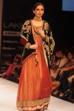 Model walk the ramp for Shyamal Bhumika show at Lakme Fashion Week Day 4 on 6th Aug 2012 (3).JPG
