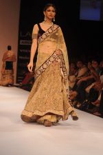 Model walk the ramp for Shyamal Bhumika show at Lakme Fashion Week Day 4 on 6th Aug 2012 (32).JPG