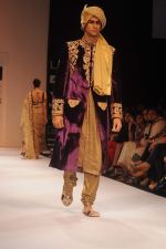 Model walk the ramp for Shyamal Bhumika show at Lakme Fashion Week Day 4 on 6th Aug 2012 (33).JPG
