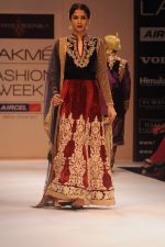 Model walk the ramp for Shyamal Bhumika show at Lakme Fashion Week Day 4 on 6th Aug 2012 (34).JPG