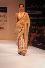 Model walk the ramp for Shyamal Bhumika show at Lakme Fashion Week Day 4 on 6th Aug 2012 (39).JPG