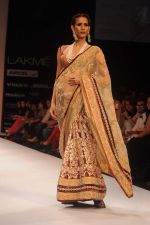 Model walk the ramp for Shyamal Bhumika show at Lakme Fashion Week Day 4 on 6th Aug 2012 (41).JPG
