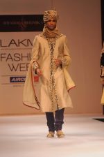 Model walk the ramp for Shyamal Bhumika show at Lakme Fashion Week Day 4 on 6th Aug 2012 (44).JPG