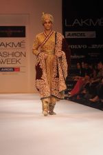 Model walk the ramp for Shyamal Bhumika show at Lakme Fashion Week Day 4 on 6th Aug 2012 (46).JPG