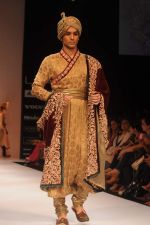 Model walk the ramp for Shyamal Bhumika show at Lakme Fashion Week Day 4 on 6th Aug 2012 (47).JPG