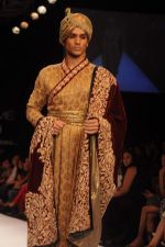 Model walk the ramp for Shyamal Bhumika show at Lakme Fashion Week Day 4 on 6th Aug 2012 (48).JPG