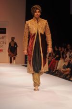 Model walk the ramp for Shyamal Bhumika show at Lakme Fashion Week Day 4 on 6th Aug 2012 (50).JPG