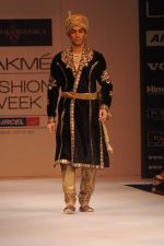 Model walk the ramp for Shyamal Bhumika show at Lakme Fashion Week Day 4 on 6th Aug 2012 (9).JPG