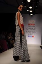 Model walk the ramp for talent box patola show at LFW 2012 Day 4 in Grand Hyatt on 6th Aug 2012 (29681129).JPG