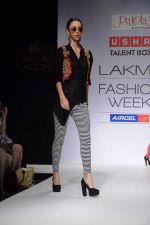 Model walk the ramp for talent box patola show at LFW 2012 Day 4 in Grand Hyatt on 6th Aug 2012 (29681137).JPG