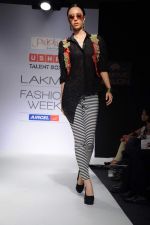 Model walk the ramp for talent box patola show at LFW 2012 Day 4 in Grand Hyatt on 6th Aug 2012 (29681138).JPG