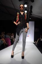Model walk the ramp for talent box patola show at LFW 2012 Day 4 in Grand Hyatt on 6th Aug 2012 (29681139).JPG