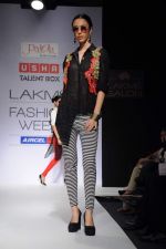Model walk the ramp for talent box patola show at LFW 2012 Day 4 in Grand Hyatt on 6th Aug 2012 (29681140).JPG