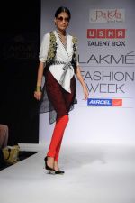 Model walk the ramp for talent box patola show at LFW 2012 Day 4 in Grand Hyatt on 6th Aug 2012 (29681142).JPG