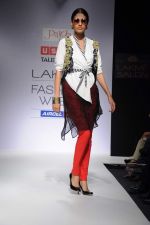 Model walk the ramp for talent box patola show at LFW 2012 Day 4 in Grand Hyatt on 6th Aug 2012 (29681143).JPG