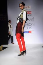 Model walk the ramp for talent box patola show at LFW 2012 Day 4 in Grand Hyatt on 6th Aug 2012 (29681145).JPG