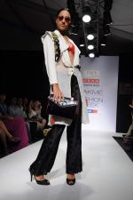 Model walk the ramp for talent box patola show at LFW 2012 Day 4 in Grand Hyatt on 6th Aug 2012 (29681150).JPG