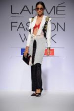 Model walk the ramp for talent box patola show at LFW 2012 Day 4 in Grand Hyatt on 6th Aug 2012 (29681151).JPG