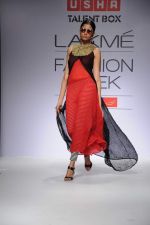Model walk the ramp for talent box patola show at LFW 2012 Day 4 in Grand Hyatt on 6th Aug 2012 (29681154).JPG