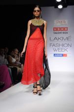 Model walk the ramp for talent box patola show at LFW 2012 Day 4 in Grand Hyatt on 6th Aug 2012 (29681155).JPG