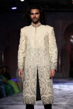 Model walk the ramp fo JJ Valaya Show at PCJ Delhi Couture Week day 1 on 8th Aug 2012  (30).JPG