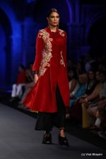 Model walk the ramp fo Varun Bahl Show at PCJ Delhi Couture Week day 1 on 8th Aug 2012 (241).JPG
