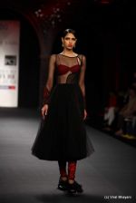 Model walk the ramp fo Varun Bahl Show at PCJ Delhi Couture Week day 1 on 8th Aug 2012 (264).JPG