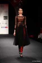 Model walk the ramp fo Varun Bahl Show at PCJ Delhi Couture Week day 1 on 8th Aug 2012 (270).JPG