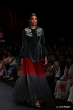 Model walk the ramp fo Varun Bahl Show at PCJ Delhi Couture Week day 1 on 8th Aug 2012 (278).JPG