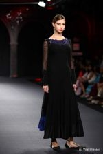 Model walk the ramp fo Varun Bahl Show at PCJ Delhi Couture Week day 1 on 8th Aug 2012 (283).JPG
