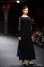 Model walk the ramp fo Varun Bahl Show at PCJ Delhi Couture Week day 1 on 8th Aug 2012 (284).JPG