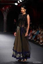 Model walk the ramp fo Varun Bahl Show at PCJ Delhi Couture Week day 1 on 8th Aug 2012 (286).JPG